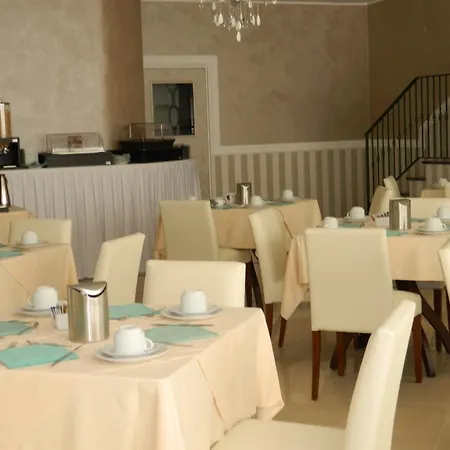 מלון Hotel Inn 4*